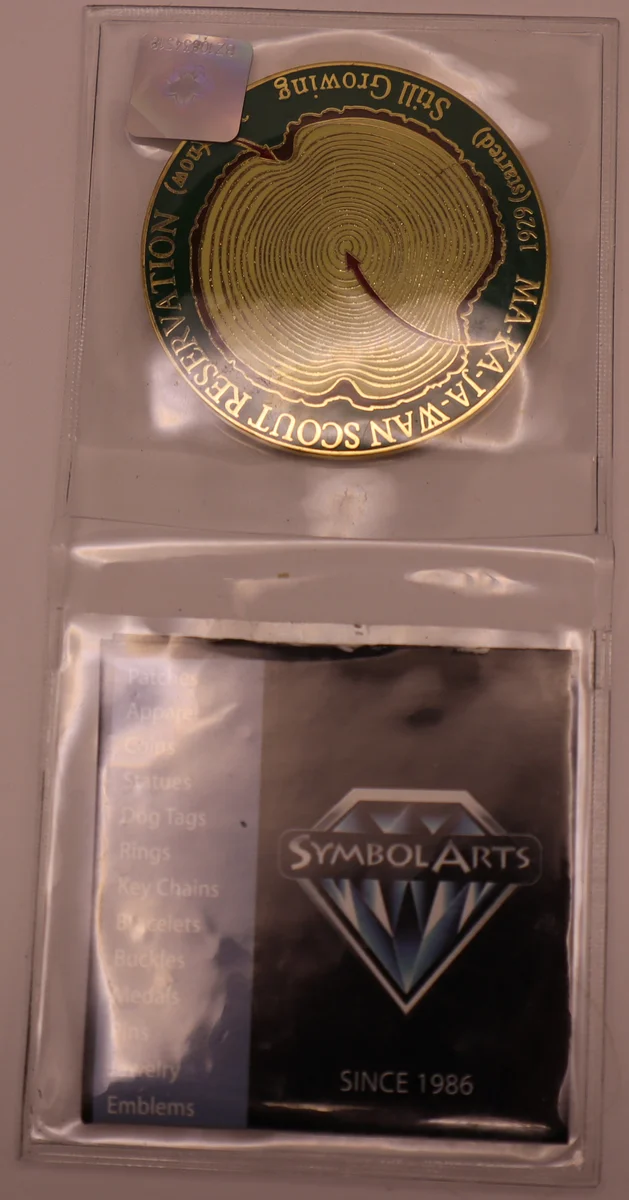 images/2019_coin_with_case_rear.webp